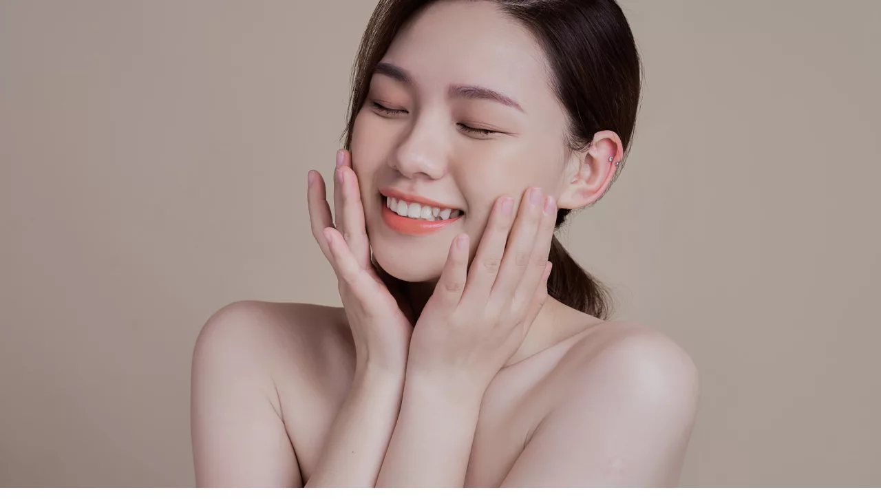 剛做完音波拉提對臉部緊緻感到滿意的亞洲女性。