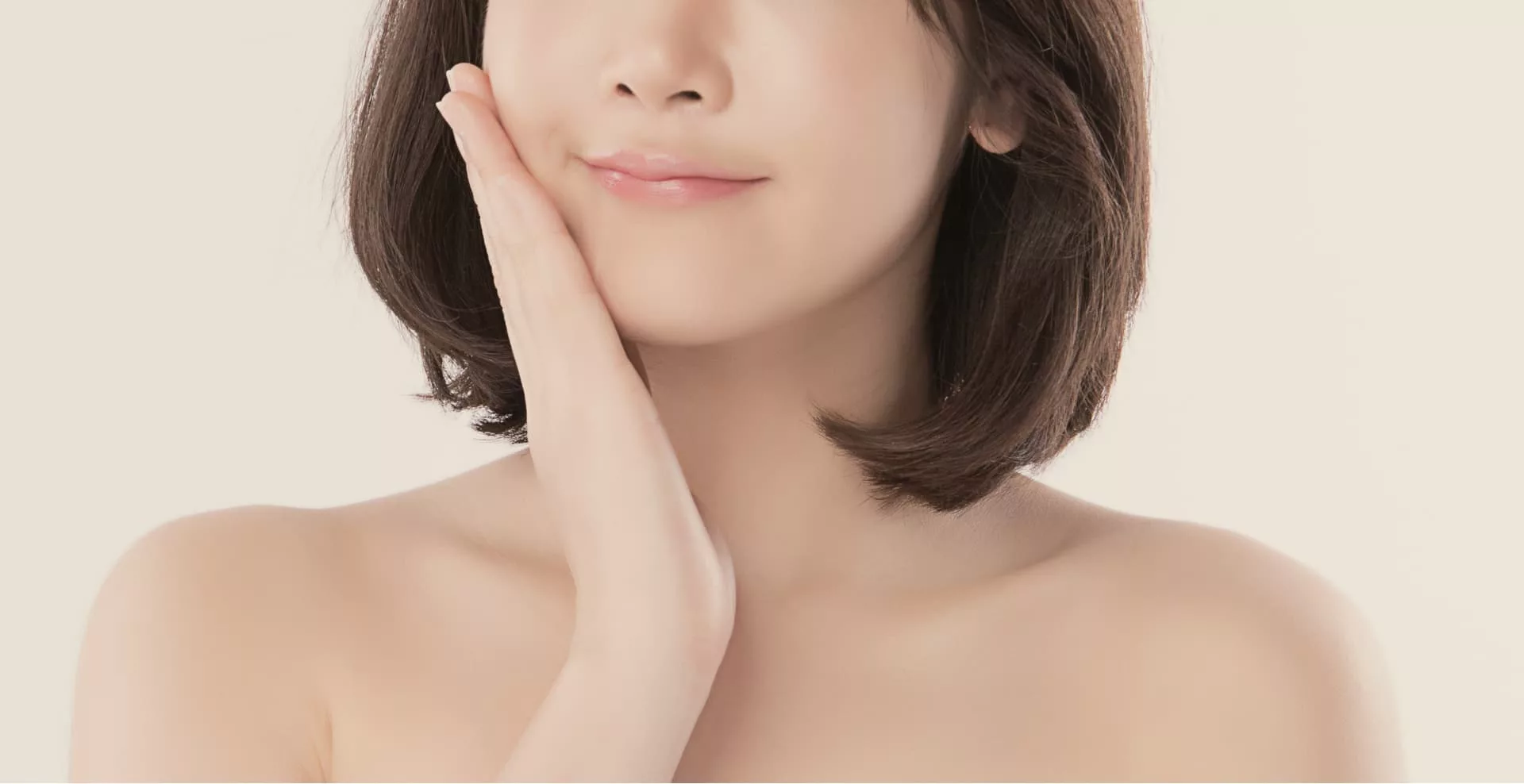女人撫摸臉部，光滑的肌膚